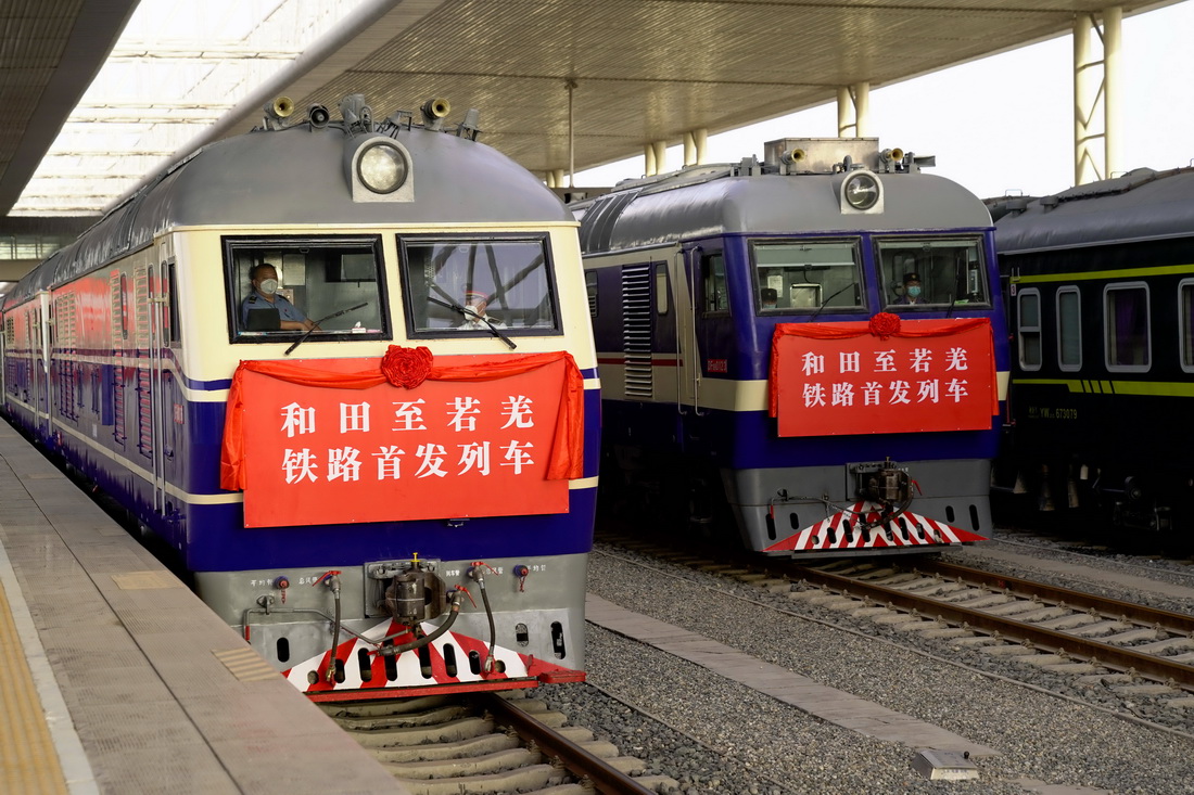 <b>和若铁路开通运营 中国建成世界首条环沙漠铁路线</b>