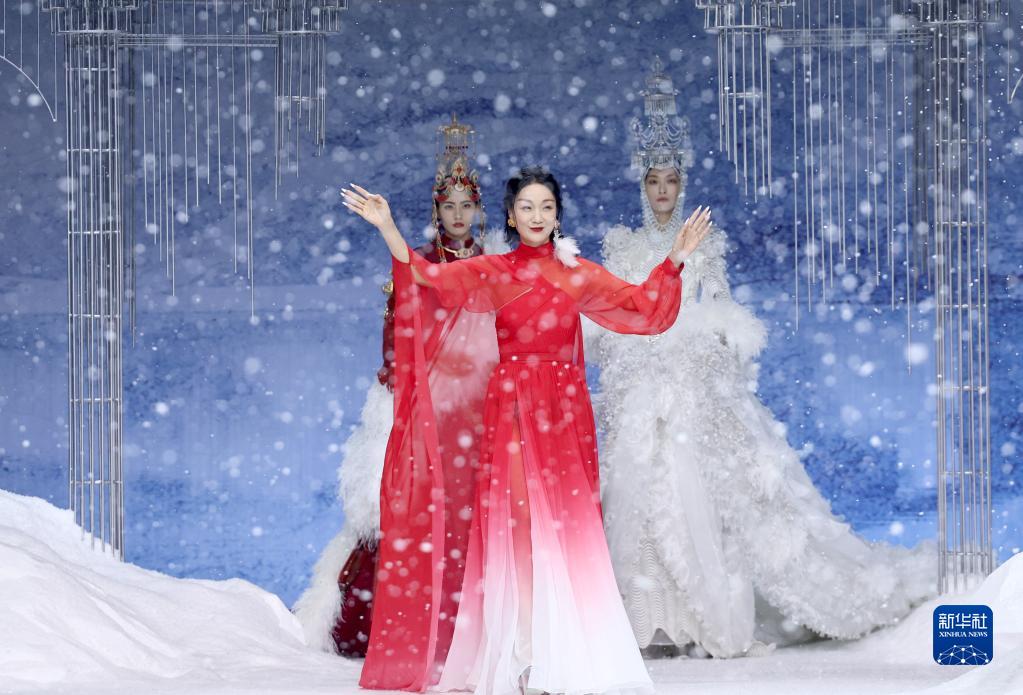 <b>中国国际时装周（2023春夏系列）开幕秀在京举行</b>