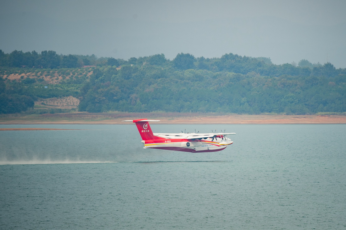 <b>国产“鲲龙”AG600M完成12吨投汲水试验</b>