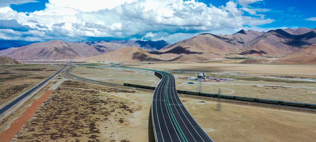 新华全媒+丨车轮子转起来，钱袋子鼓起来——公路建设不断畅通西藏经济发展“微循环”