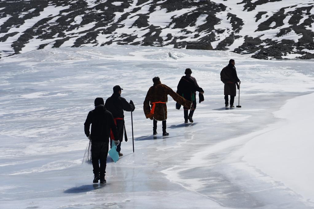 新华全媒+｜守护“固体水库”，这支牧民冰川监测队15年来从未停下脚步
