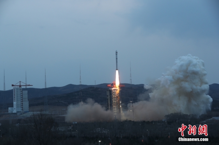 <b>中国成功发射一箭四星 组成国际首个车轮式卫星编队</b>