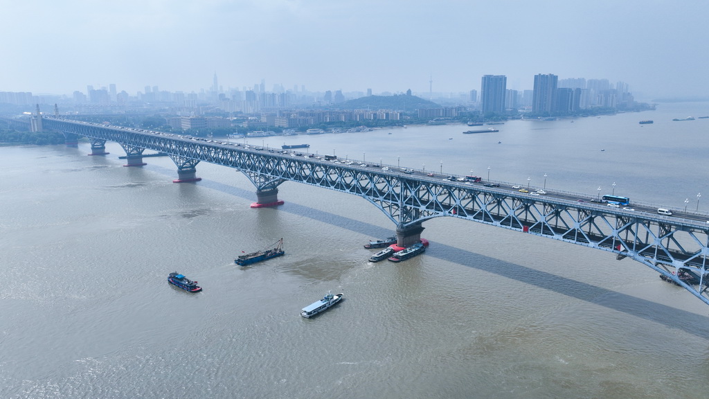 <b>南京长江大桥安装桥墩防撞设施</b>
