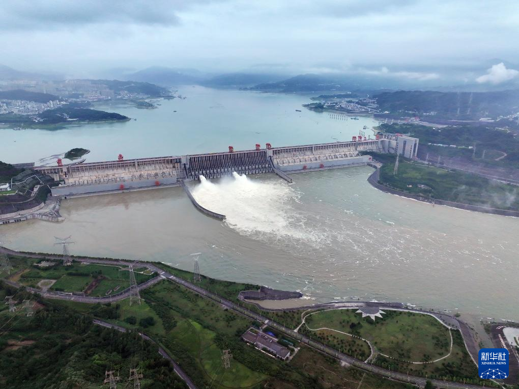 <b>三峡水库今年首次开闸泄洪</b>