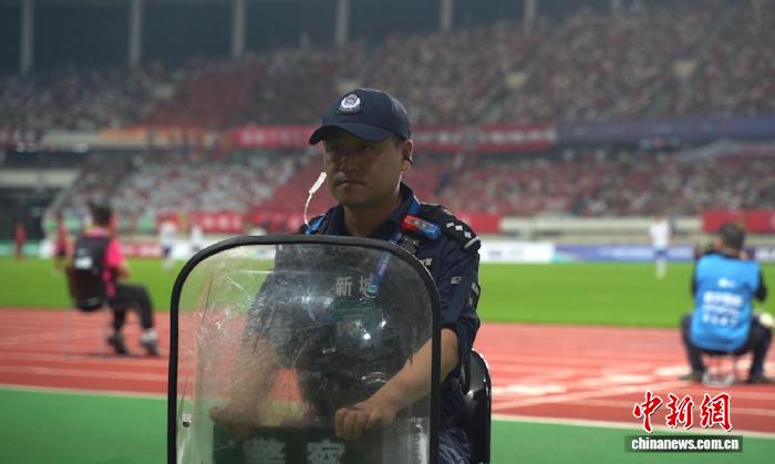<b>“苏超”赛场最能忍的人：听到精彩 守护平安</b>
