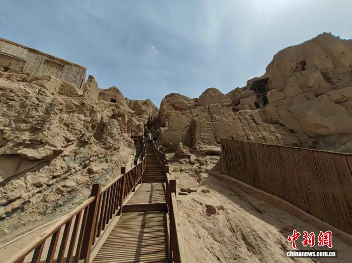 东西问｜陈爱峰：新疆吐峪沟石窟，古文明交汇见证