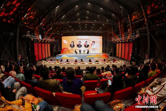 《社区银龄生活观察报告》发布，探讨如何构建“适老”社会