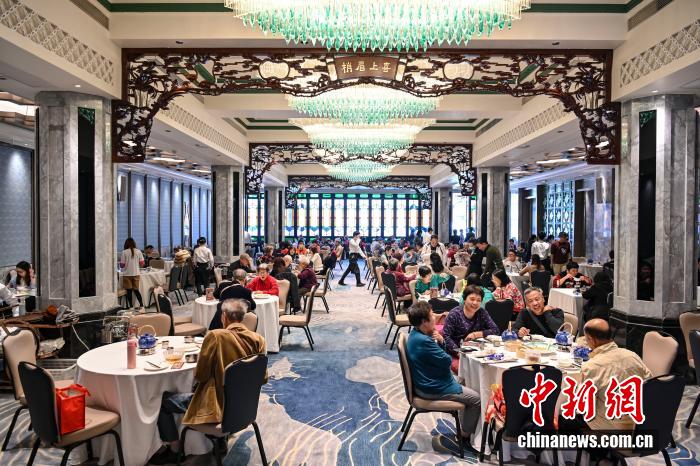 东西问丨杨浣：中国早茶何以叩开西方味蕾？