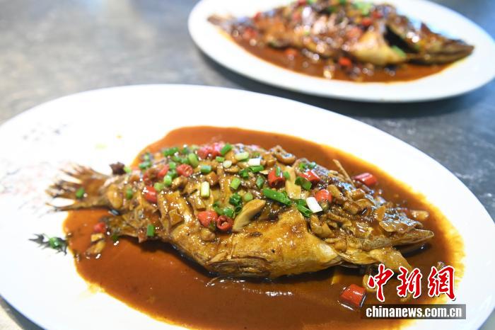 东西问丨何宏：从臭鳜鱼到鲱鱼罐头，世界美食为何 “臭”味相投？