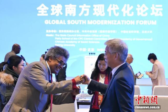 东西问丨常健：中国式现代化为何强调发展权？