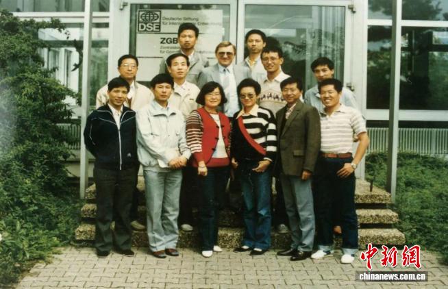 东西问丨关志伟：全球产业变局下，应用型人才如何“破壁出圈”？