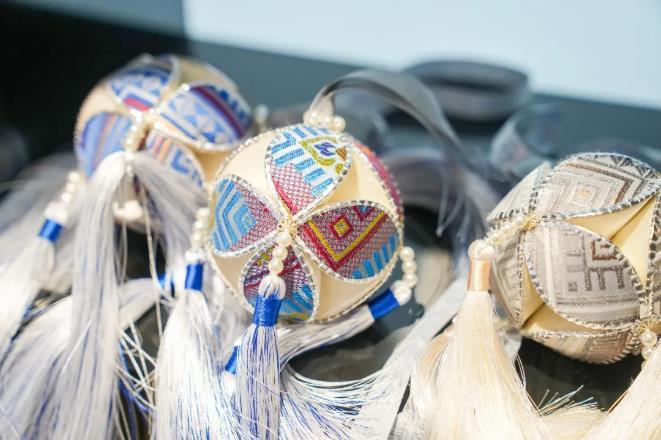 东西问丨吴伟峰：壮锦如何架起中外文明对话之桥？