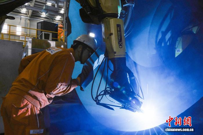 <b>中国首批自研海洋工程柔性制造智能焊接机器人系统投用</b>